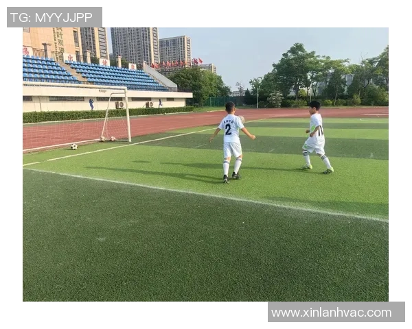 小小足球承载大梦想少年们的拼搏与希望在绿茵场上绽放光芒
